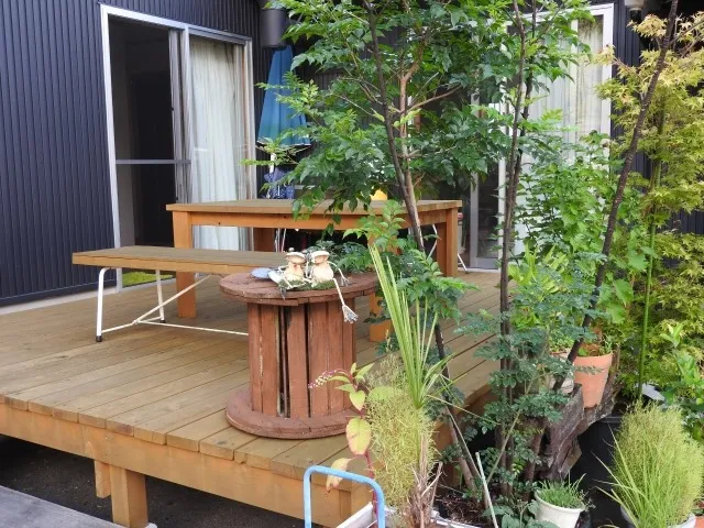 福島市でウッドデッキを新しく！天然木vs樹脂木どっちが正解？設置する前に知りたい失敗しない選び方